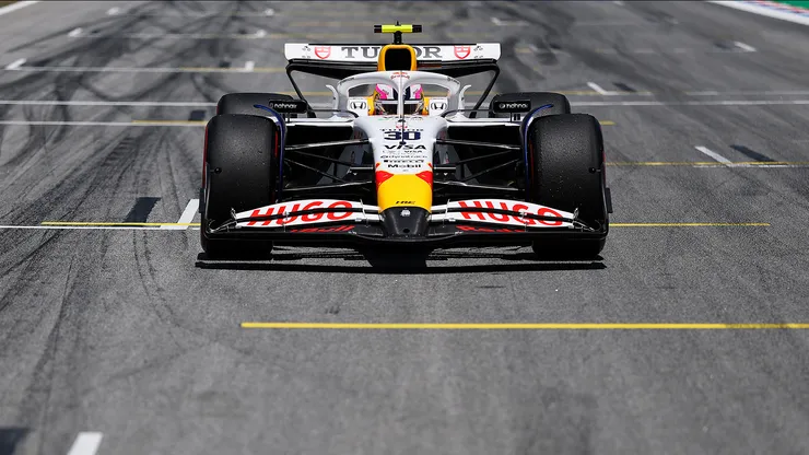 Liam Lawson en la parrilla de salida del Circuito de Barcelona-Cataluña