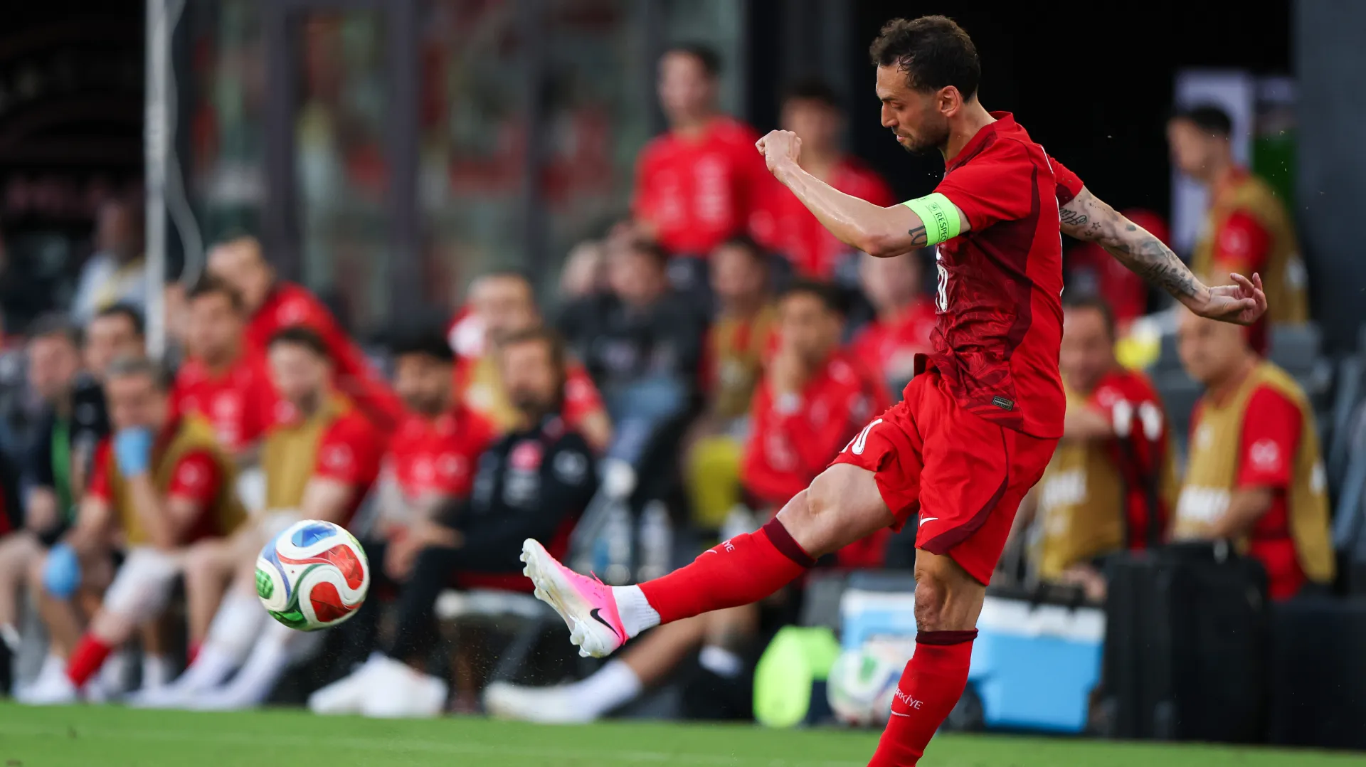 Hakan Çalhanoğlu es una de las principales figuras de la selección de Turquía. (GETTY IMAGES)
