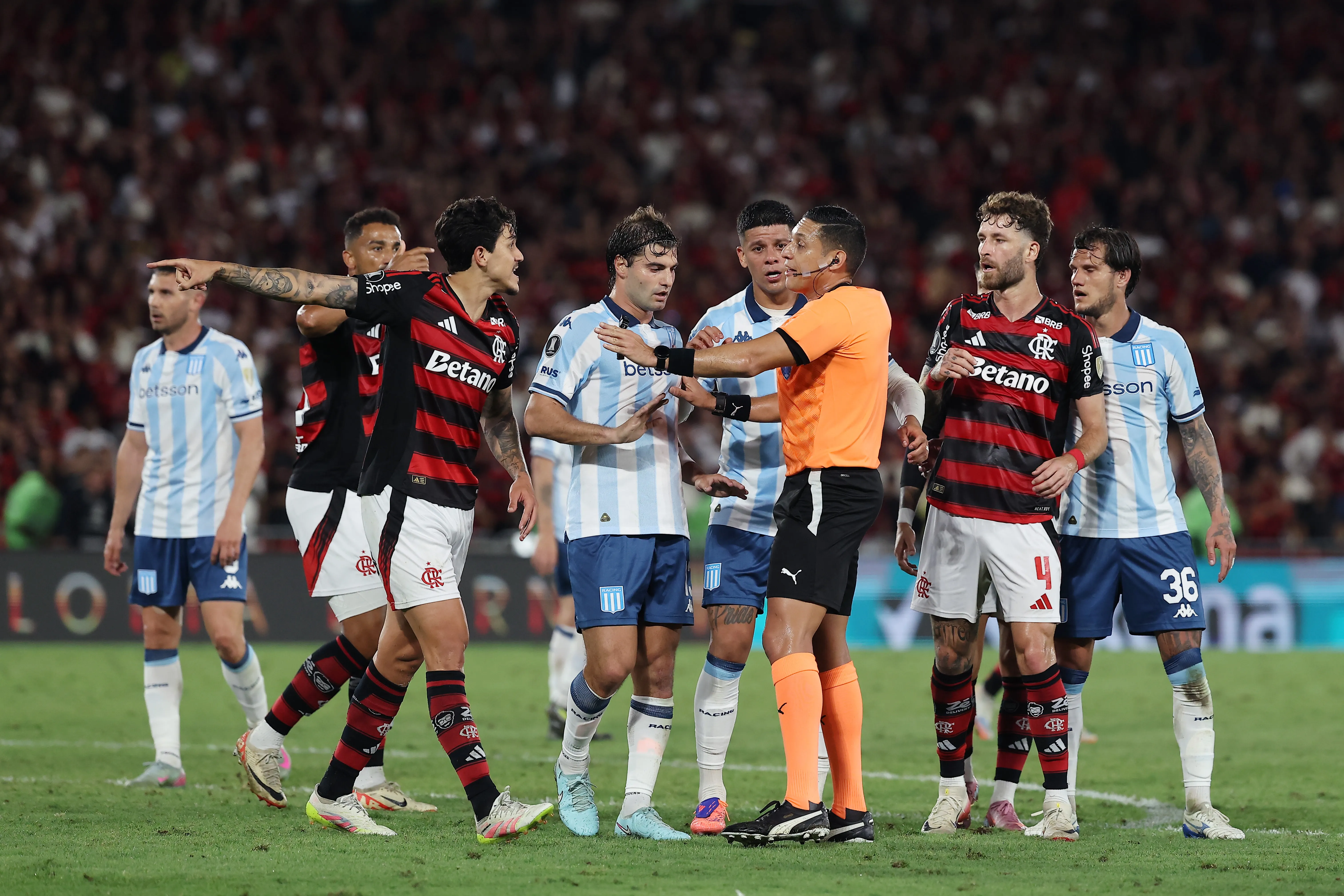 El colegiado arbitra duelo de alto calibre en las competencias sudamericanas. [Foto: Getty Images]