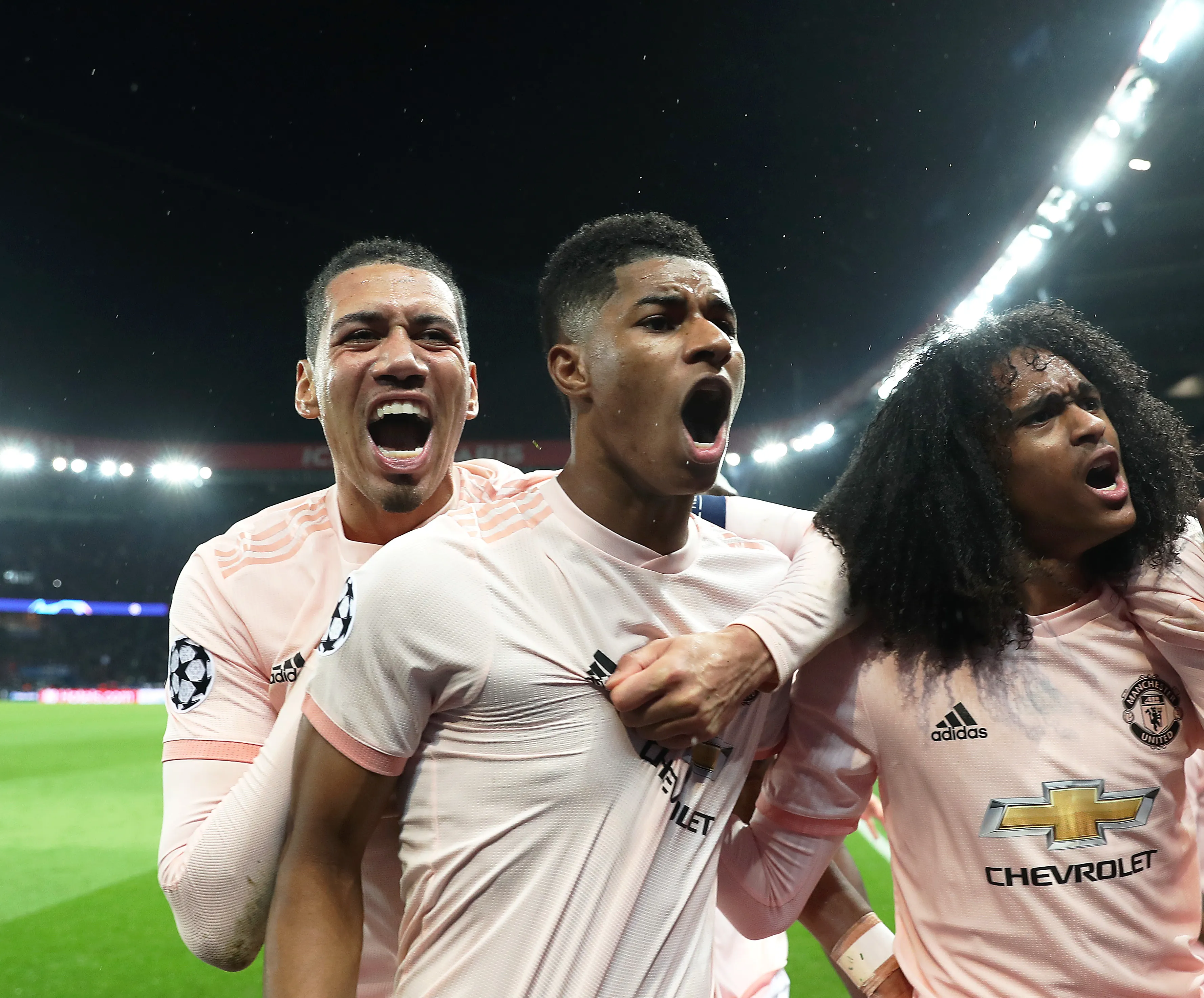 Marcus Rashford, Chris Smalling y Tahith Chong celebran un gol contra PSG por Champions League (Getty Images)