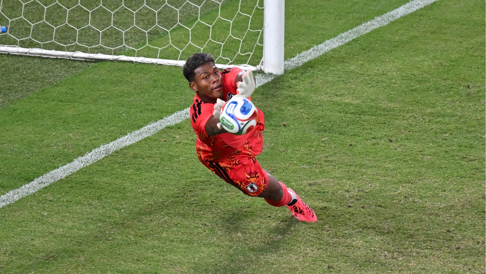 Zion Suzuki decidió representar a Japón y brilla. (GETTY IMAGES)