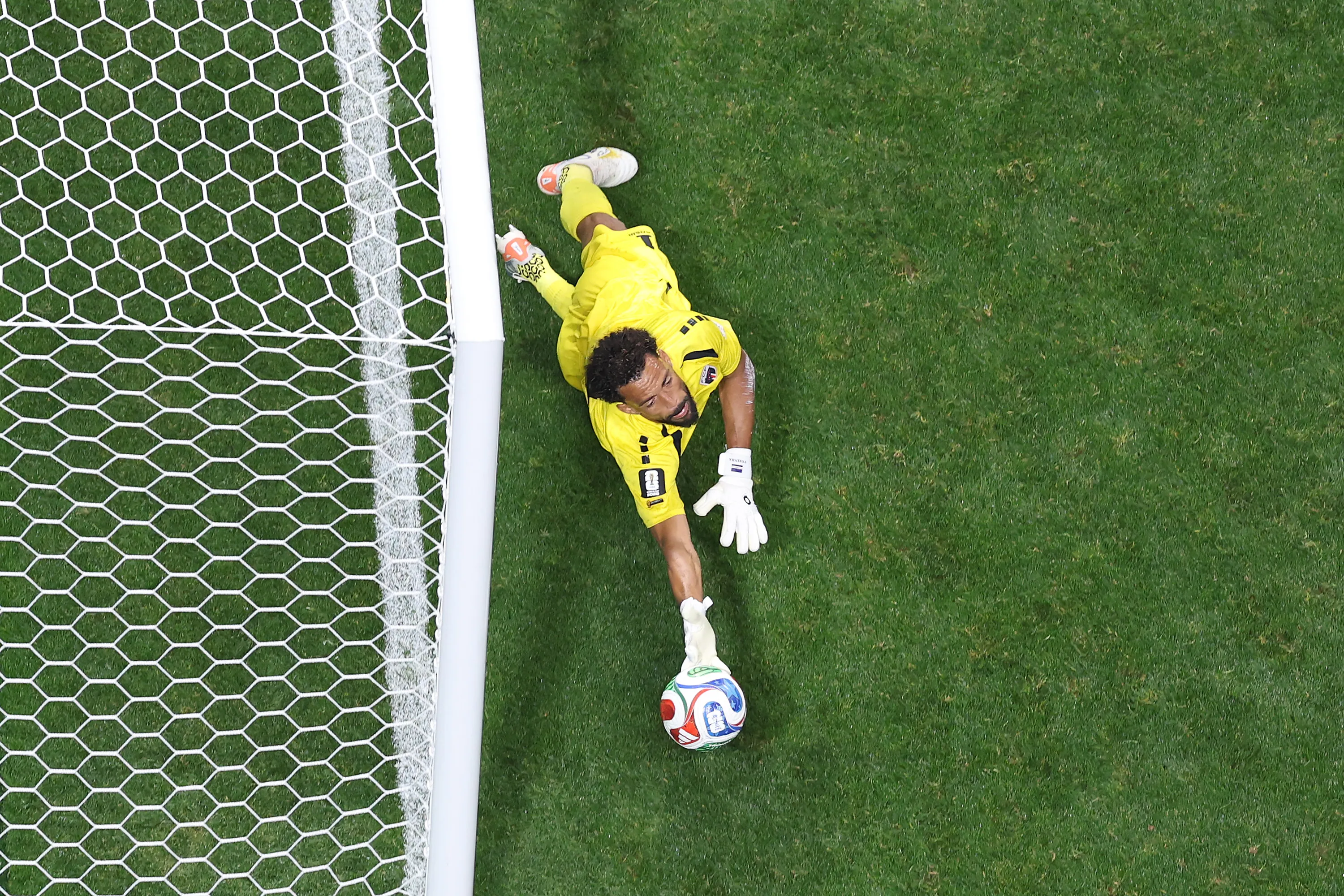 Vozinha atajando ante España (Getty Images)