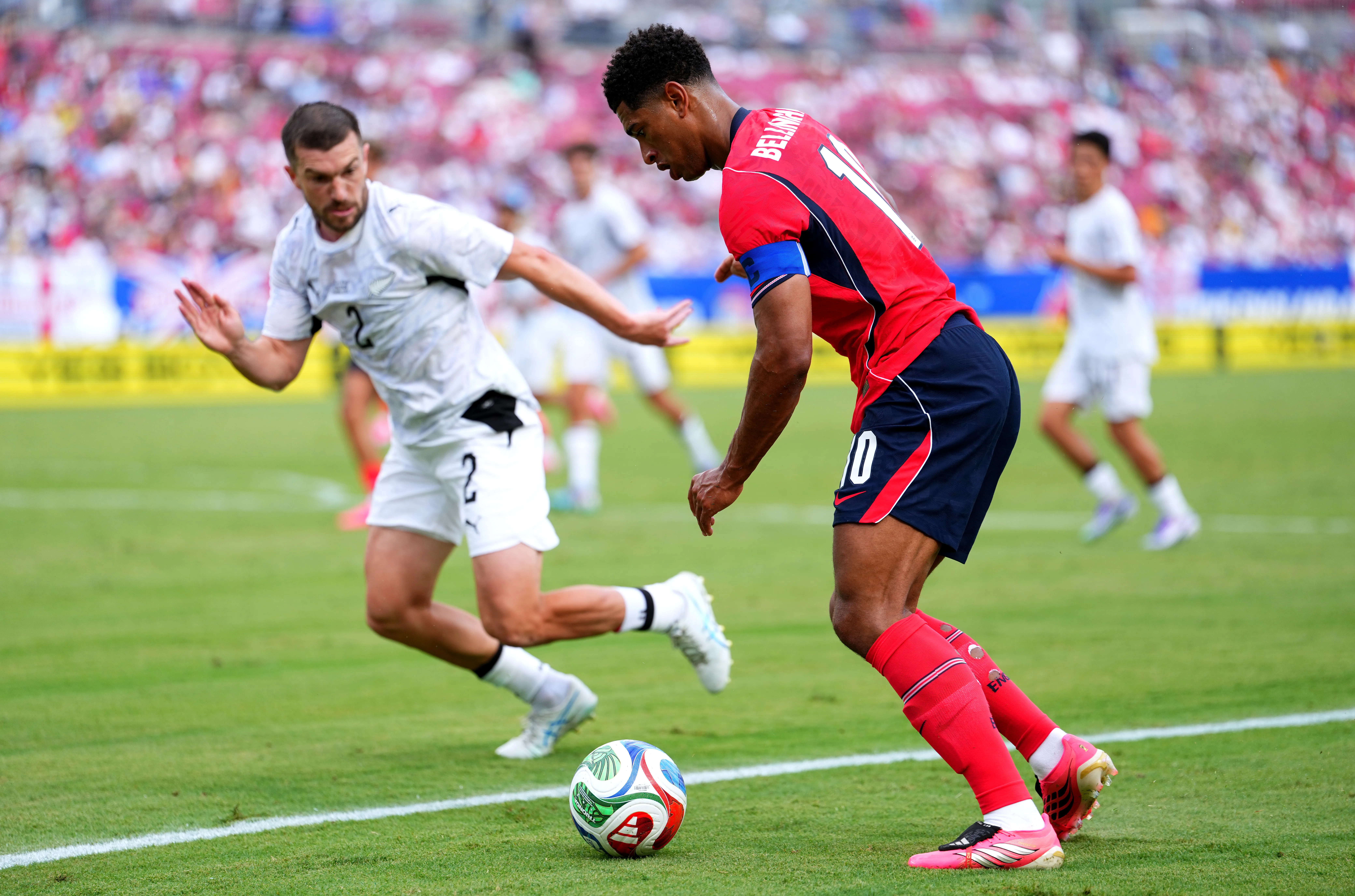 Jude Bellingham prepara un remate mientras lo marca Tim Payne (Getty Images)