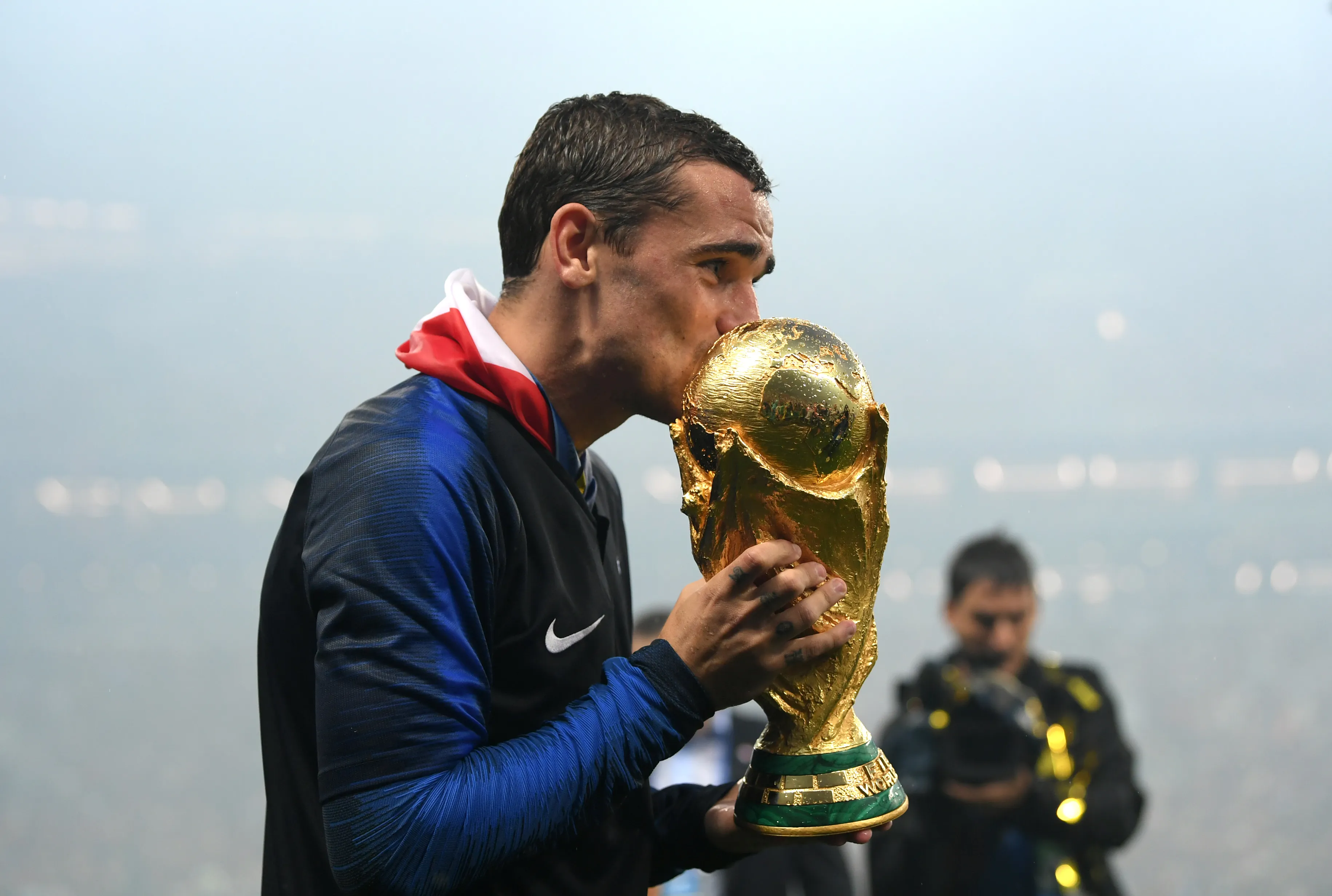 Antoine Griezmann besa la Copa del Mundo en Rusia 2018 (Getty Images)