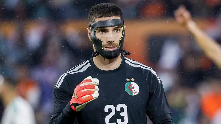 Luca Zidane, portero de Argelia, utiliza una máscara protectora