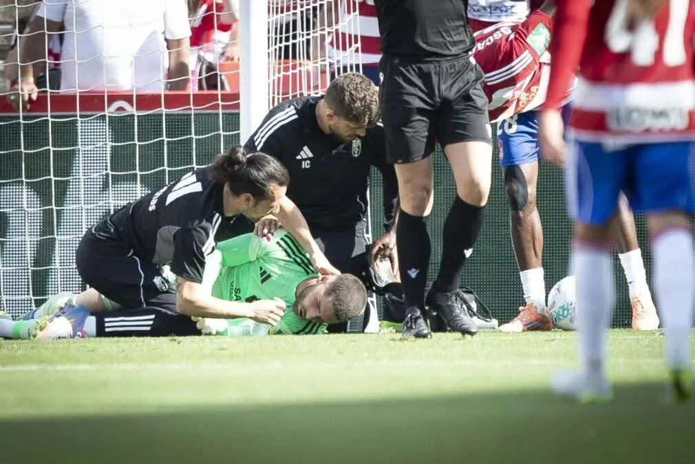 Luca Zidane, en el suelo, tras sufrir el fuerte golpe en Granada vs. Almería (@LaLiga2)