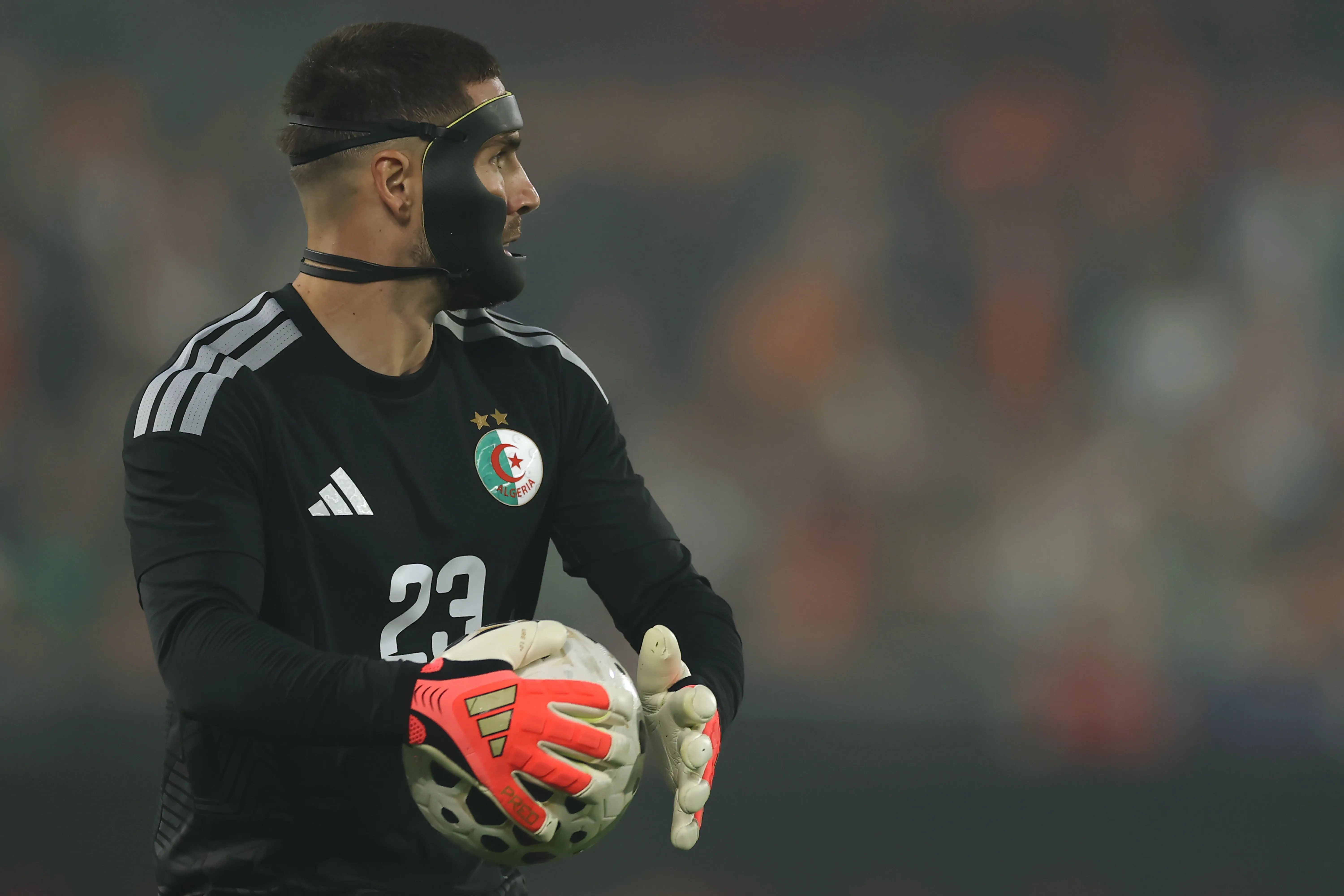 Luca Zidane estrenó la máscara en un amistoso contra Países Bajos (Getty Images)