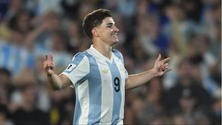 Julián Álvarez no está en el once de Argentina.