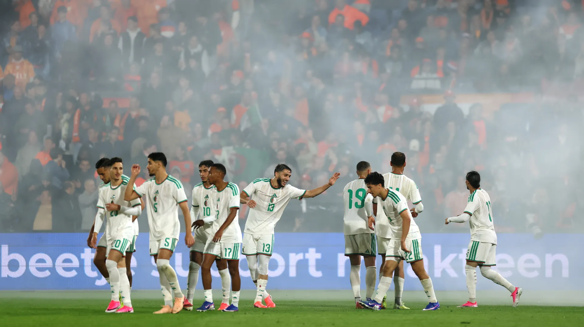 La selección de Argelia brilla bajo el ritmo de Riyad Mahrez. (GETTY IMAGES)