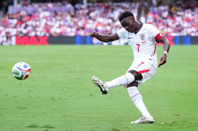 Saka portó el brazalete de capitán en el amistoso ante Costa Rica (Getty Images)