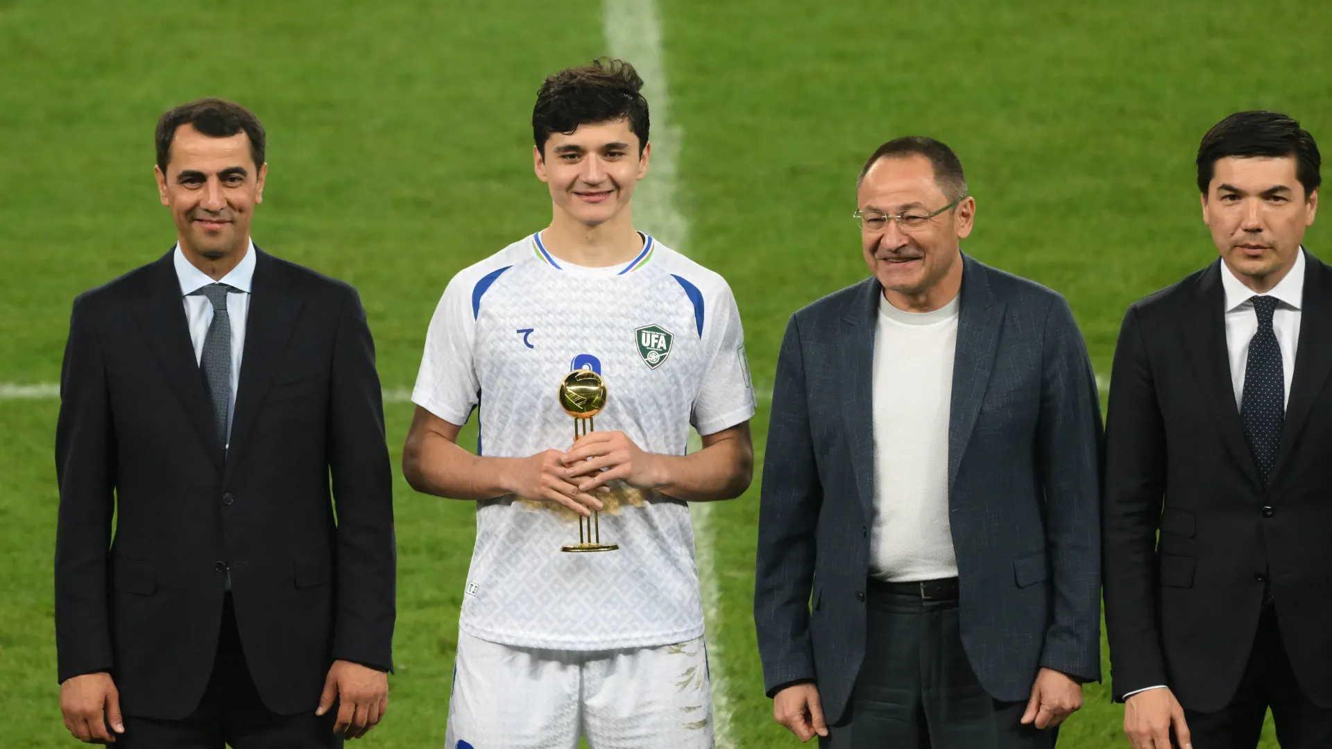 Abdukodir Khusanov es la máxima figura de la selección de Uzbekistán. (GETTY IMAGES)
