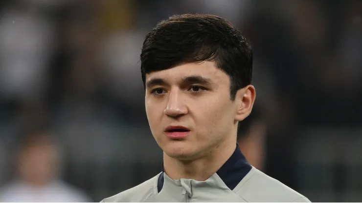 Abdukodir Khusanov busca brillar en la selección de Uzbekistán.