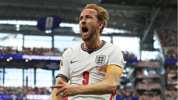 Kane se prendió a la pelea de artilleros.