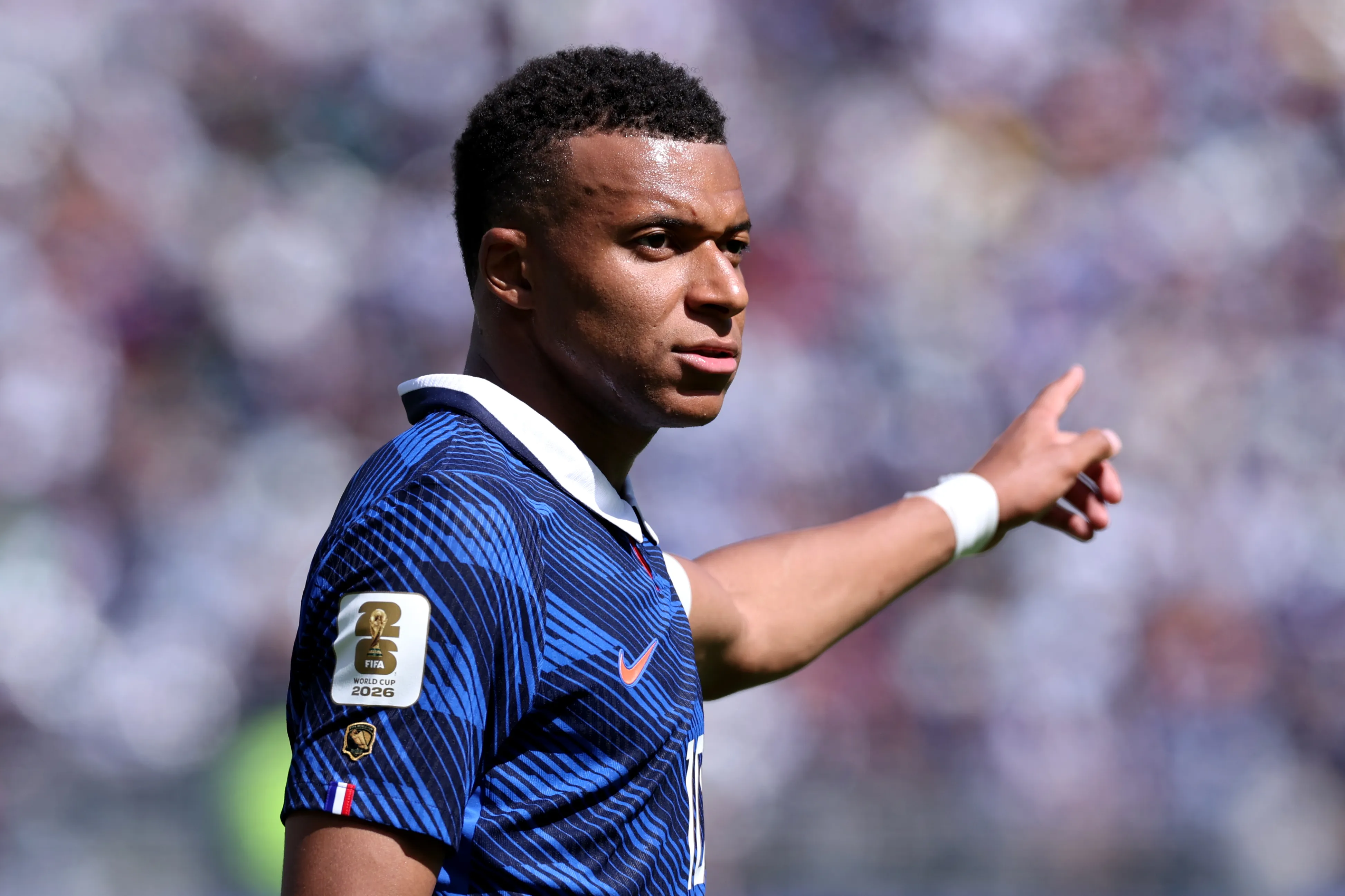 Kylian Mbappe con el parche de goleador ante Senegal (Getty Images)