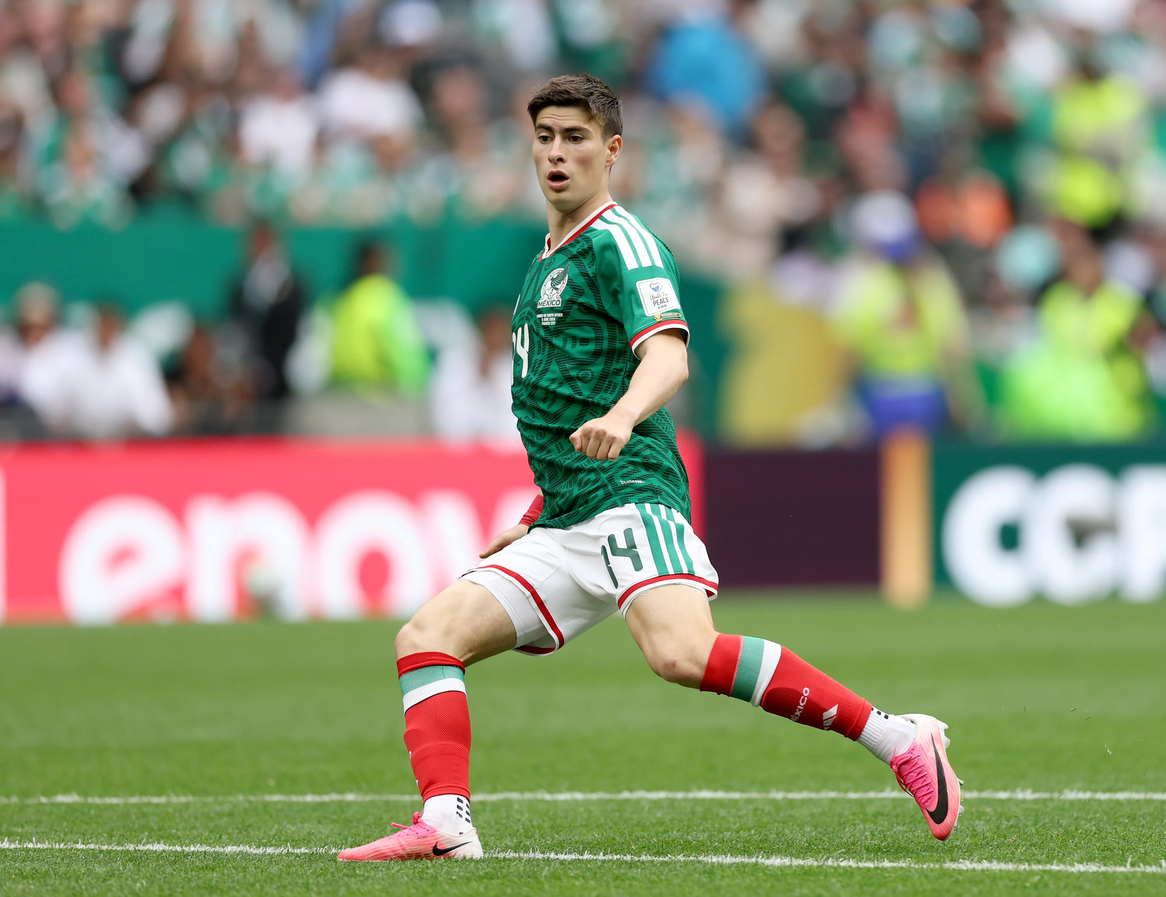 Armando González comienza el partido en el banco de suplentes (Getty Images)