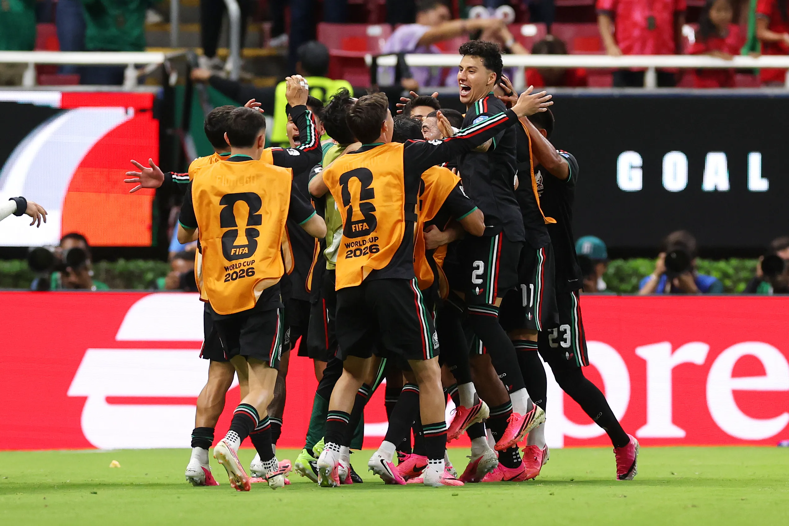 La Selección de México celebra el gol de Luis Romo ante Corea del Sur (Getty Images)