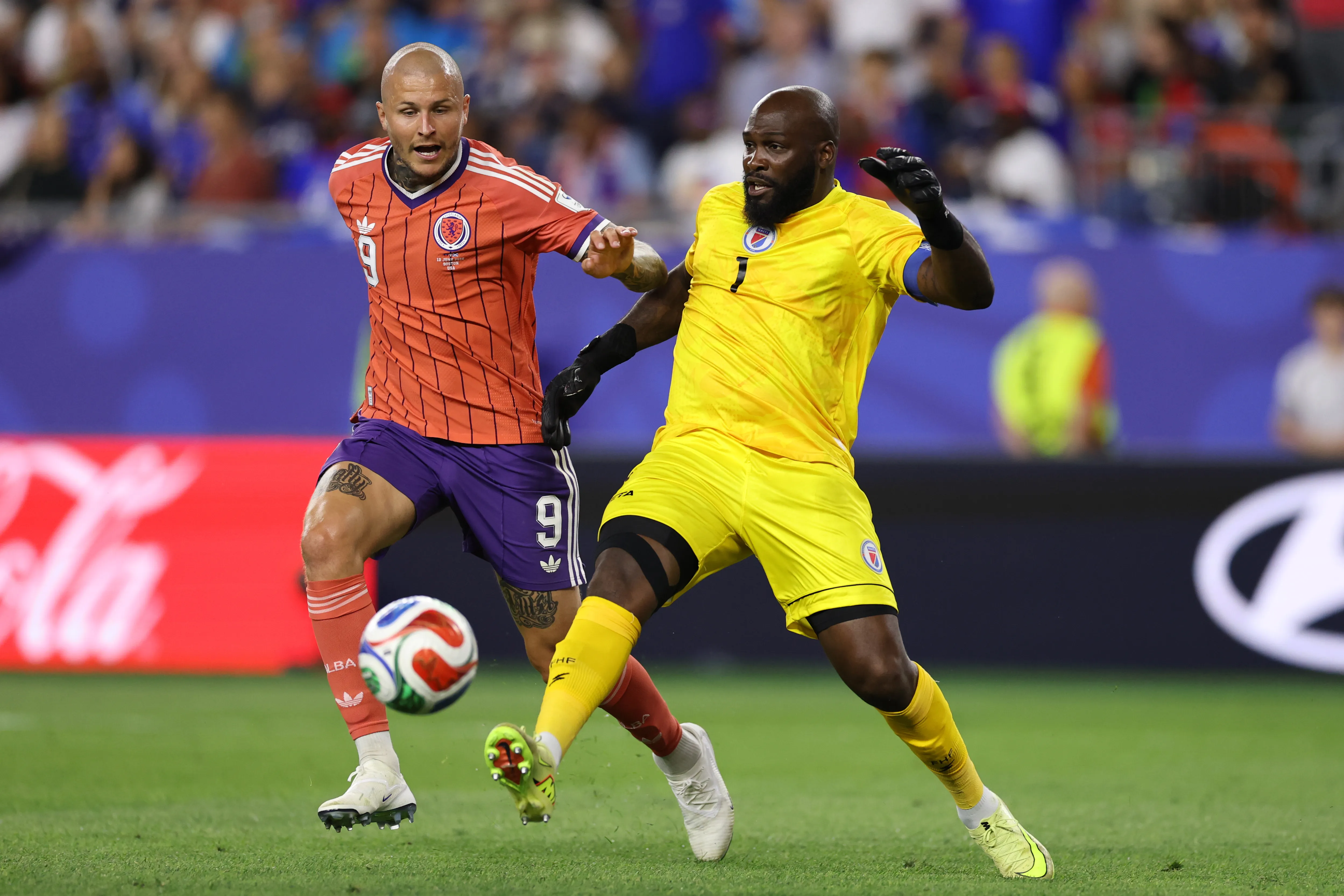 Johny Placide disputa un balón con Lyndon Dykes en el primer partido de Haití en el Mundial (Getty Images)