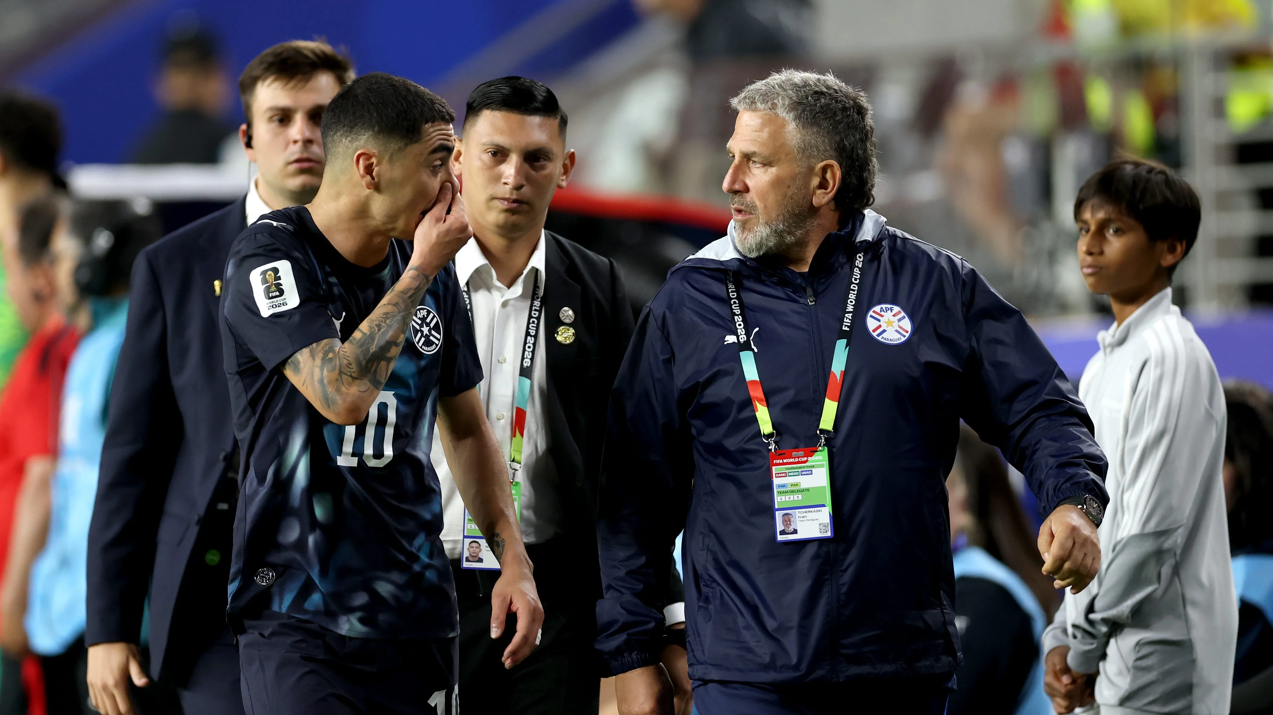 Almirón se marchó directo al vestidor tras la roja [Foto: Getty]
