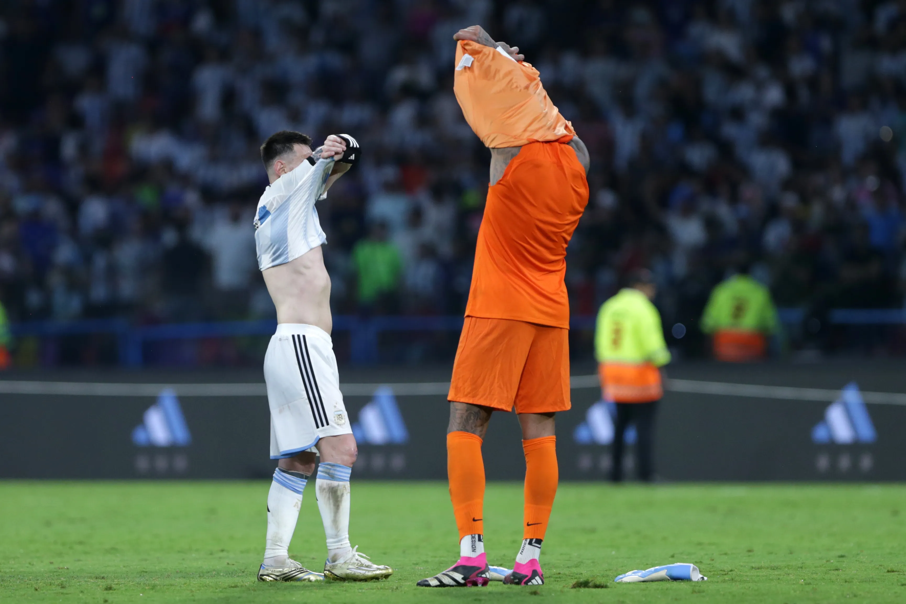 Lionel Messi y Eloy Room intercambiaron camisetas en Argentina (Getty Images)