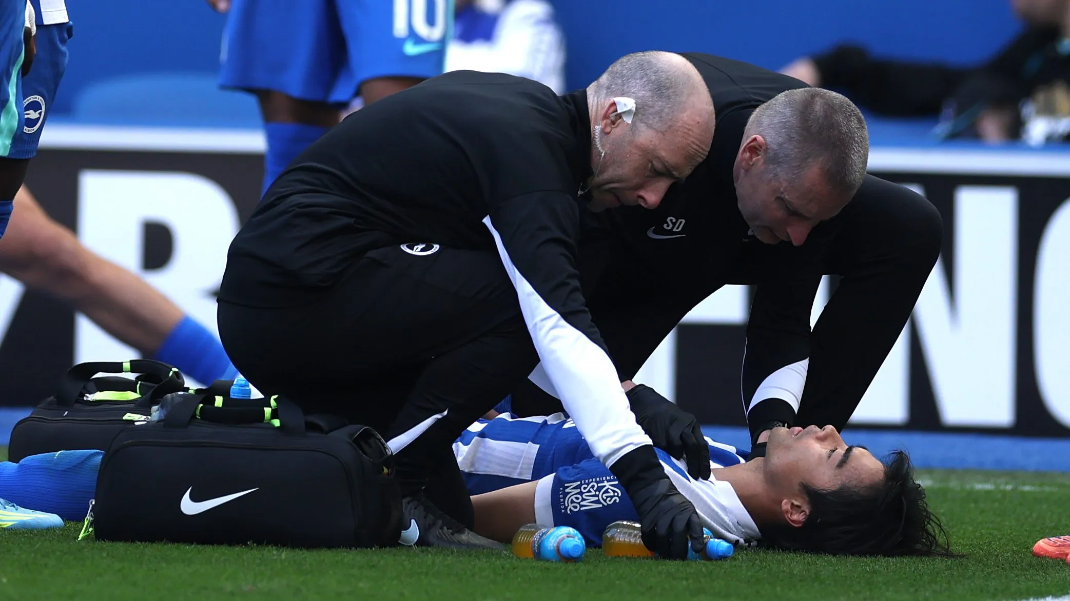 El momento de la lesión de Kaoru Mitoma [Foto: Getty]