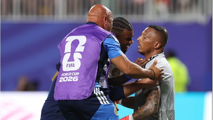La emotiva imagen de Eloy Room con sus compañeros de Curazao