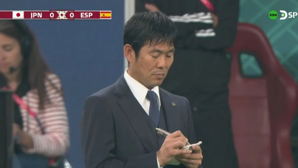 Moriyasu y su cuaderno en el Mundial pasado con Japón.