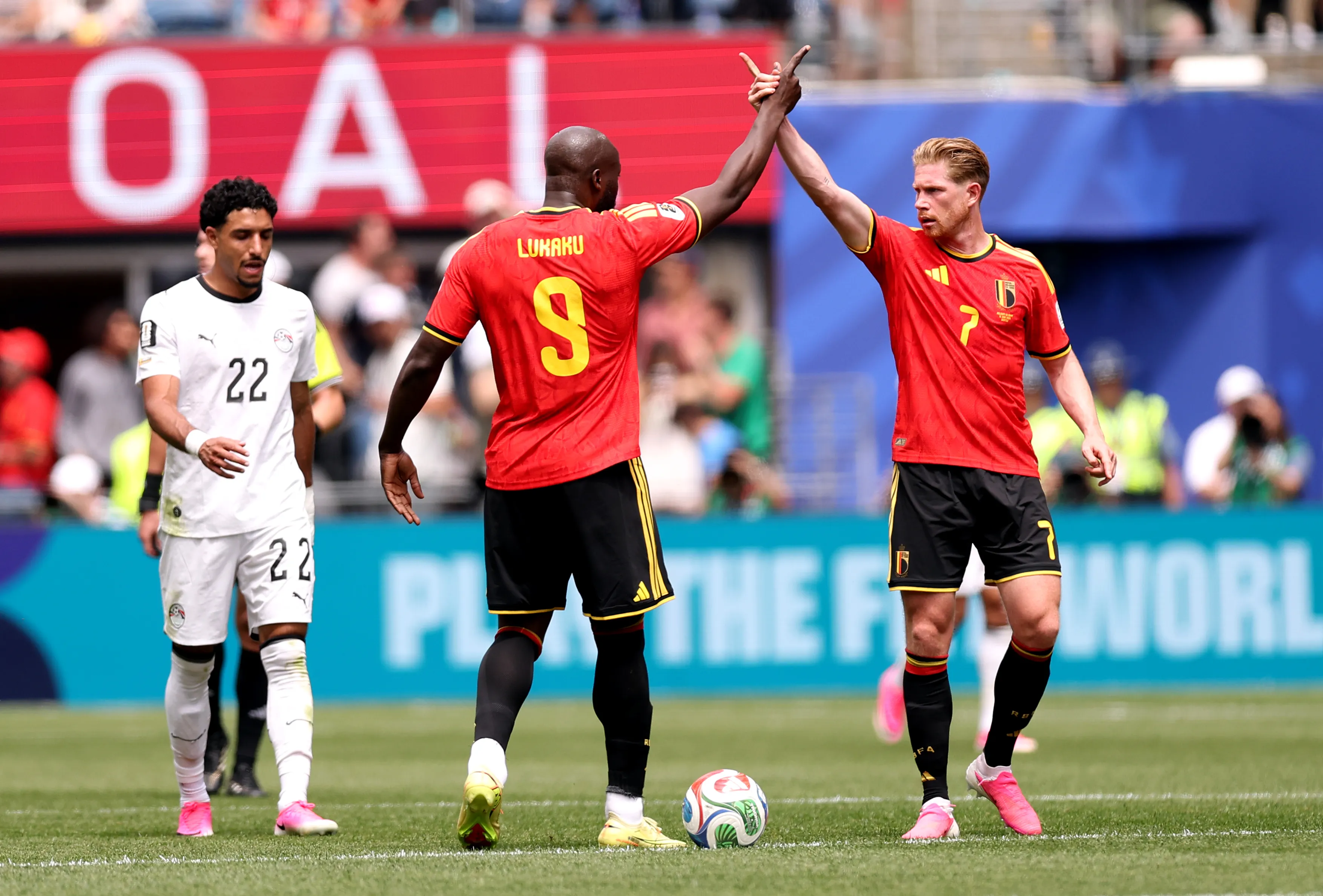 Romelu Lukaku celebra con Kevin De Bruyne en el partido con Egipto (Getty Images)