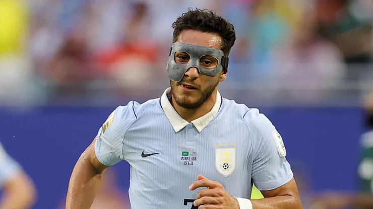 Sebastián Cáceres utiliza una máscara en el Mundial 2026
