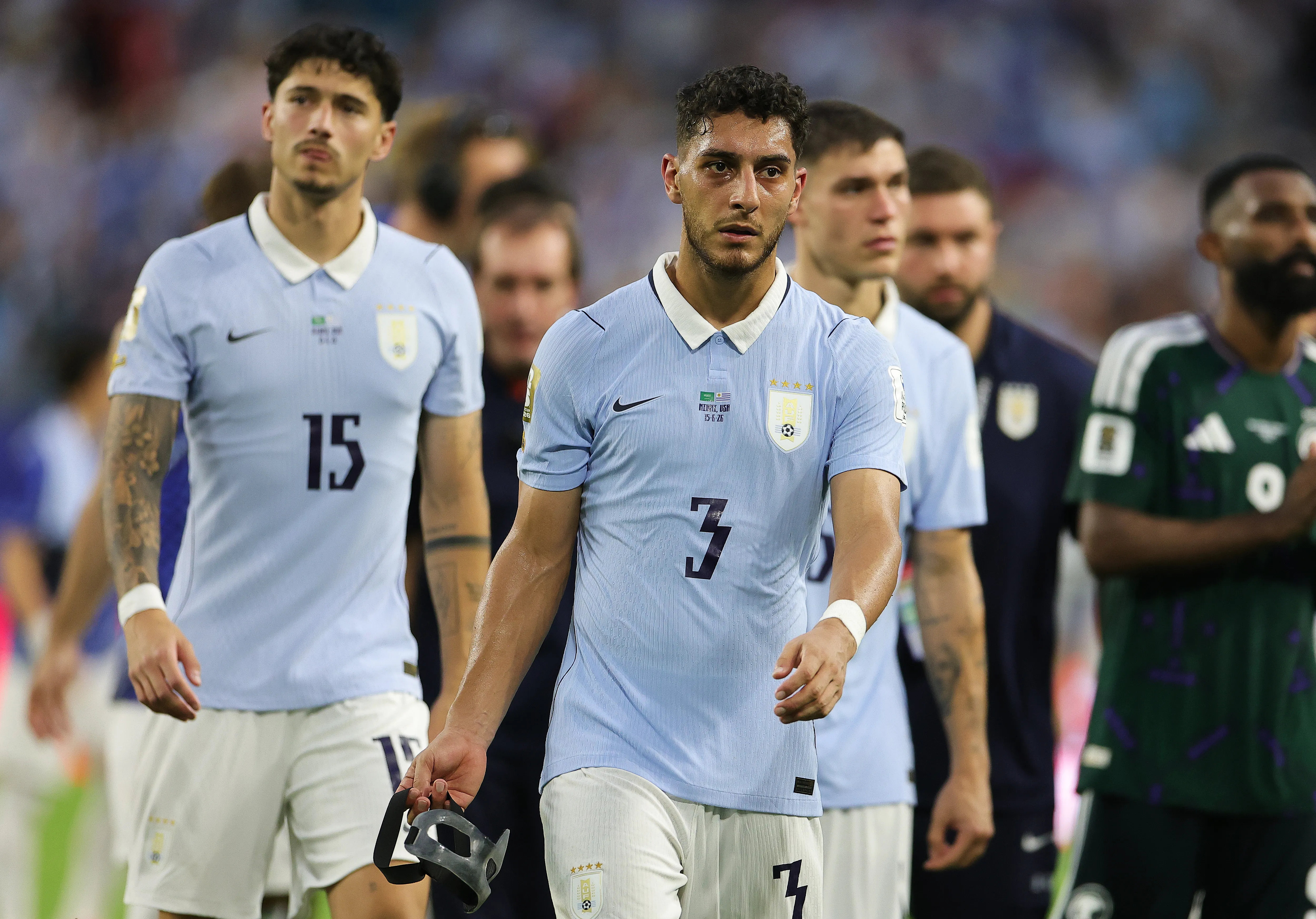 Sebastian Caceres, con la máscara en la mano (Getty Images)