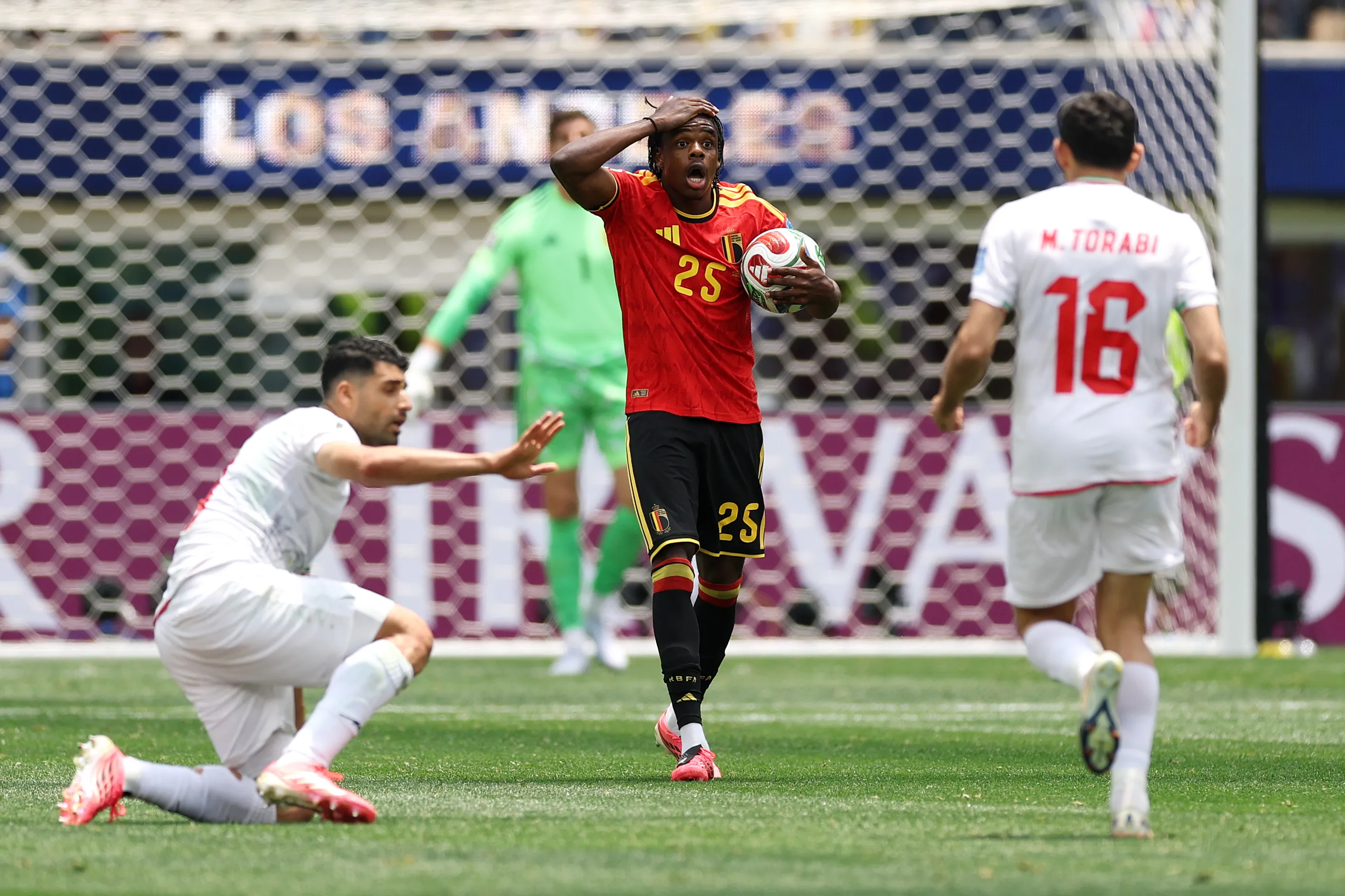 Nathan Ngoy fue expulsado con tarjeta roja directa ante Irán (Getty Images)