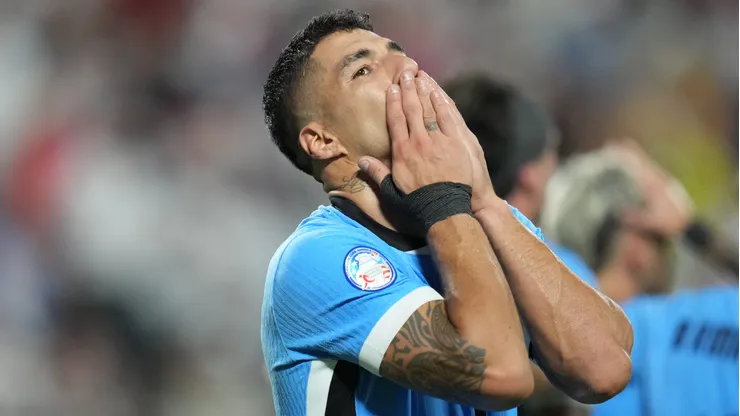 Luis Suárez se quitó la camiseta de Uruguay en pleno partido