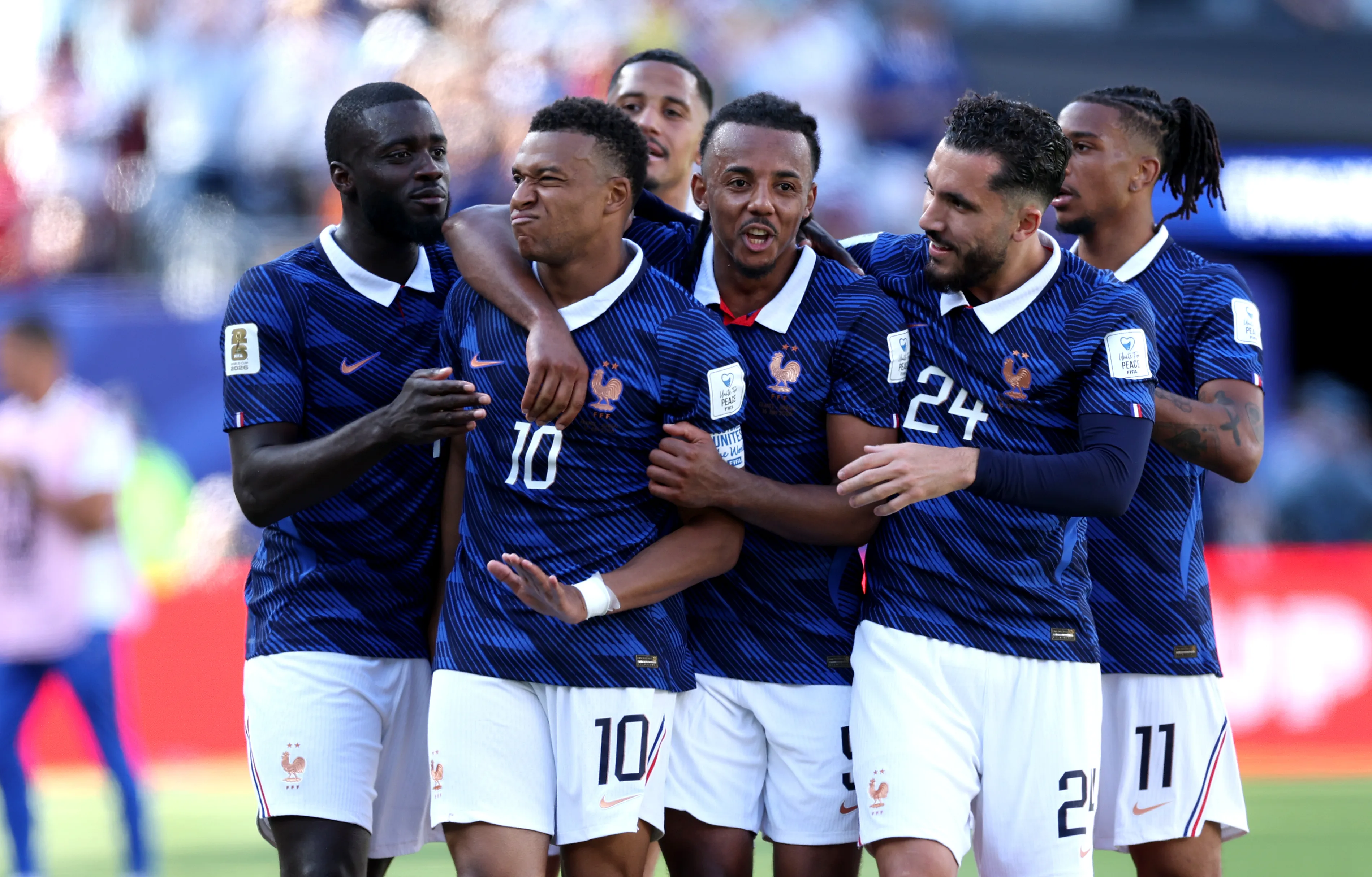 Kylian Mbappe celebra con sus compañeros tras anotar contra Senegal (Getty Images)