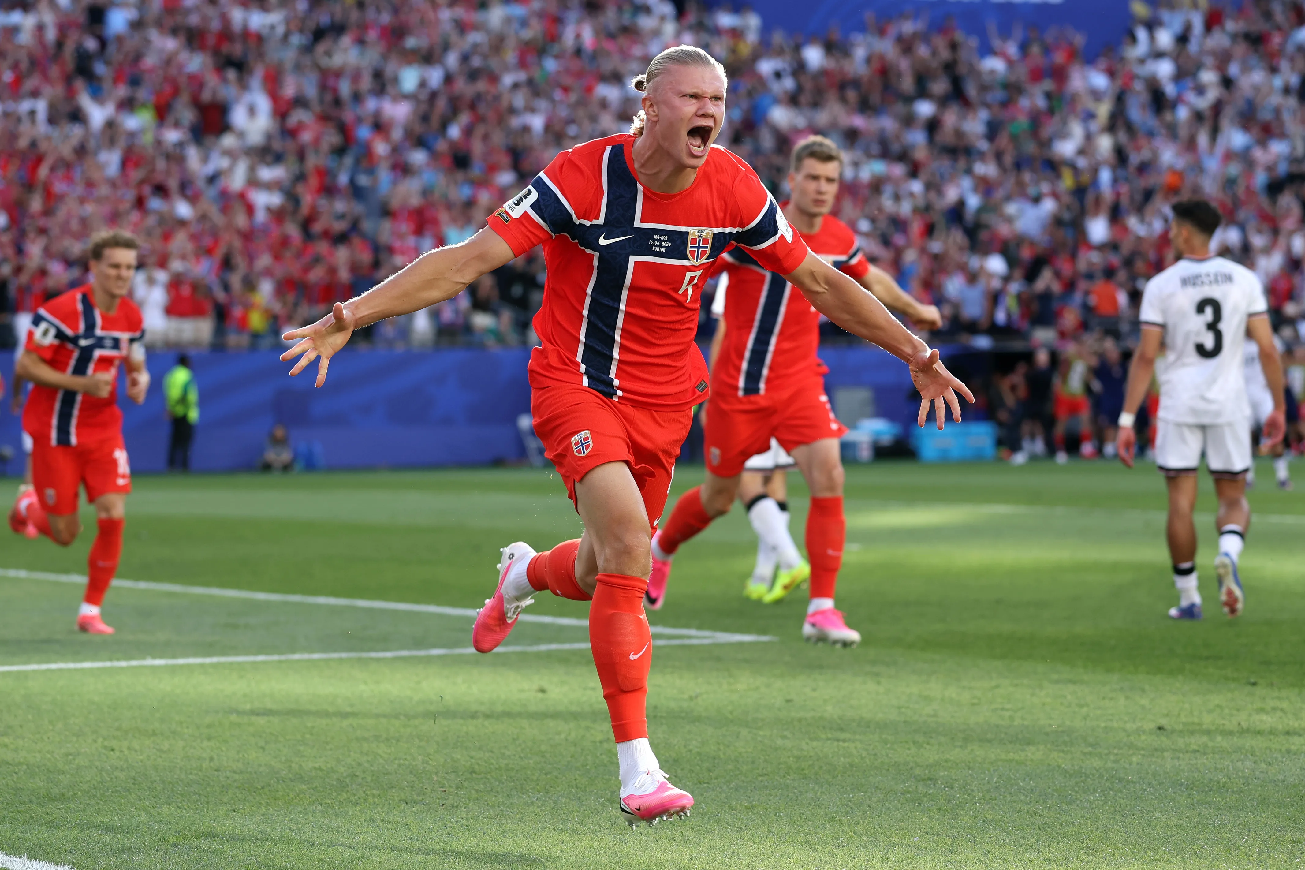 Erling Haaland marcó un doblete en su estreno mundialista (Getty Images)