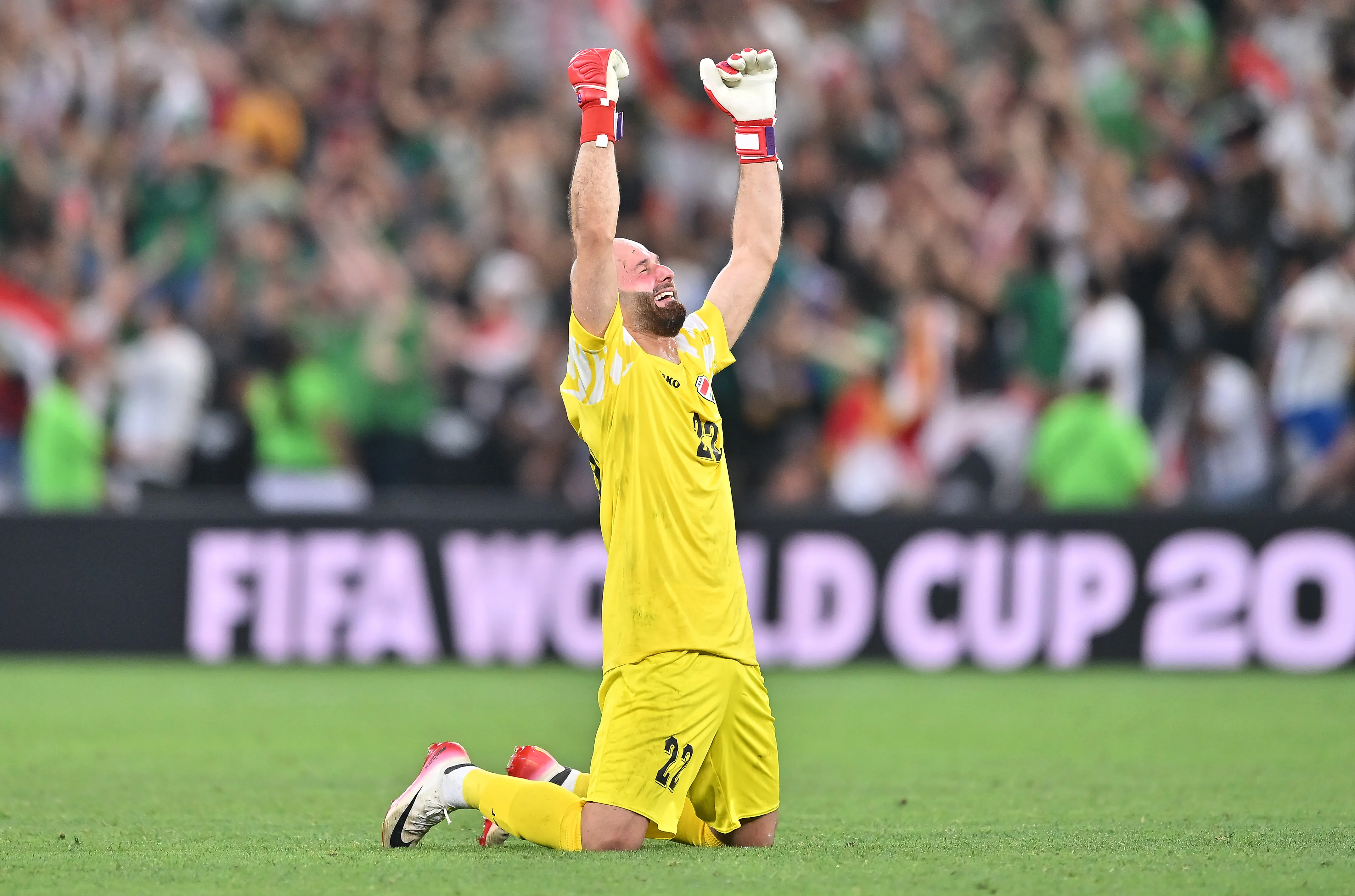 Ahmed Basil celebra la clasificación de Irak al Mundial luego de vencer a Bolivia en el repechaje (Getty Images)