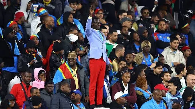 Lumumba Vea en uno de sus trajes más conocidos.