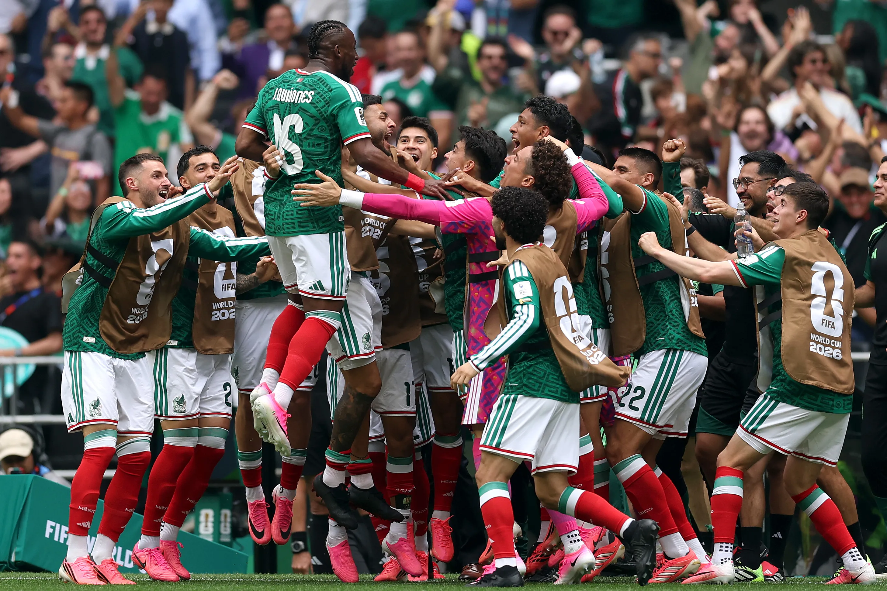 México celebra la victoria ante Sudáfrica en el debut (Getty Images)