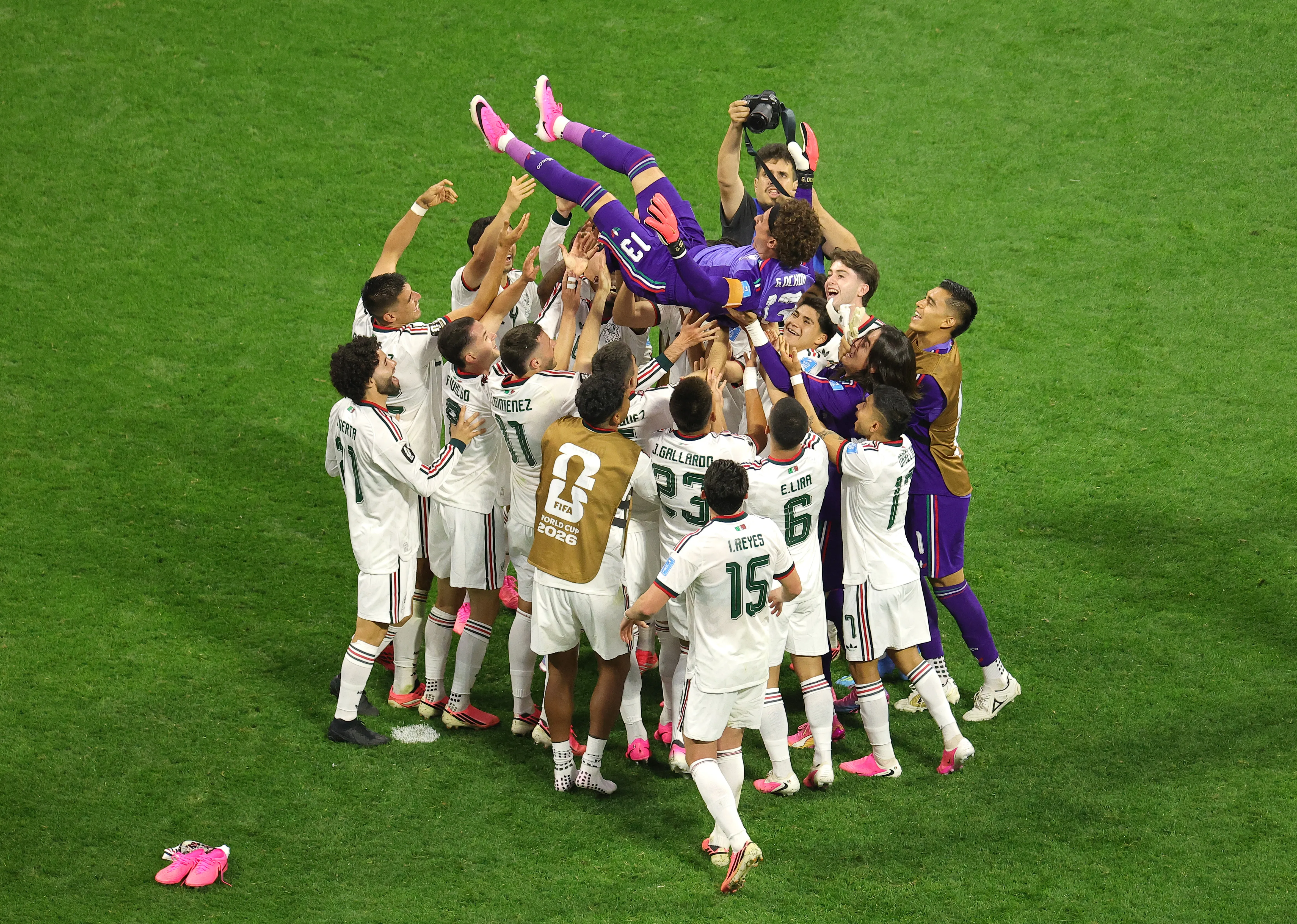 El plantel mexicano reconoce a Memo Ochoa tras su ingreso (Getty Images)