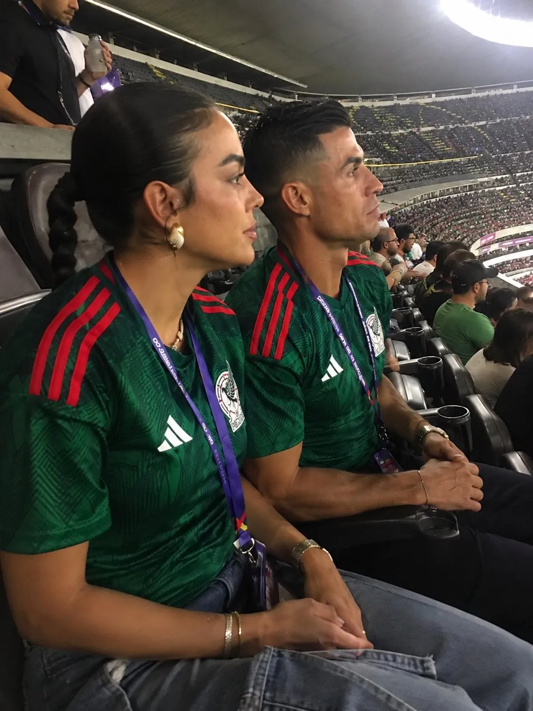 Una de las imágenes virales de Cristiano Ronaldo apoyando a México. (GETTY IMAGES)