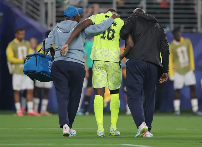 Edouard Mendy se retira del campo lesionado en Noruega vs. Senegal (Getty Images)