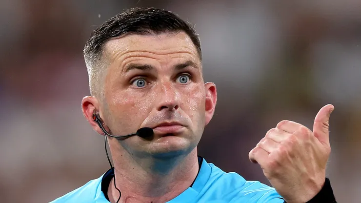Michael Oliver, el árbitro designado para la definición del Grupo I