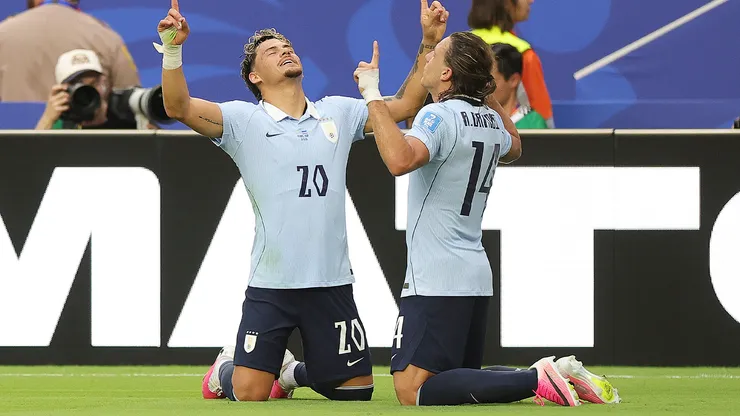 Maximiliano Araújo y Agustín Canobbio celebran un gol de Uruguay