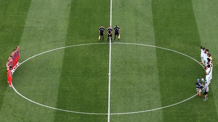Los encuentros realizan un minuto de silencio previo a su inicio.