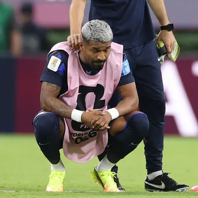 Rodrigo Aguirre tuvo bonito gesto con aficionado de Uruguay tras la eliminación del Mundial