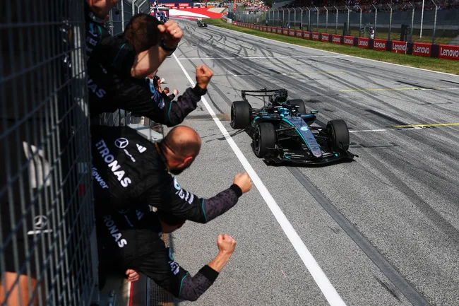 Miembros del equipo Mercedes celebran la victoria de George Russell en Austria (Getty Images)