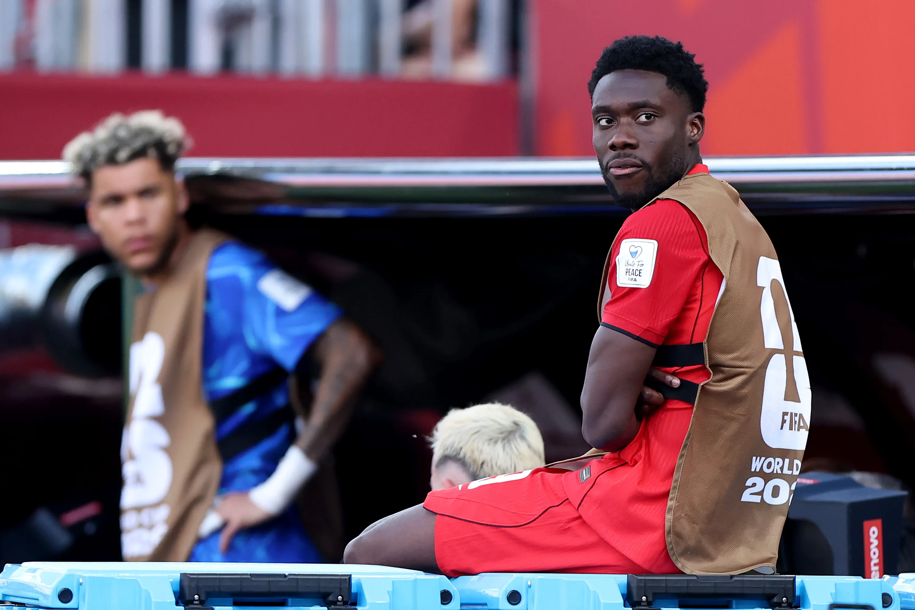 Alphonso Davies con el chaleco de suplente en el Mundial 2026 (Getty Images)