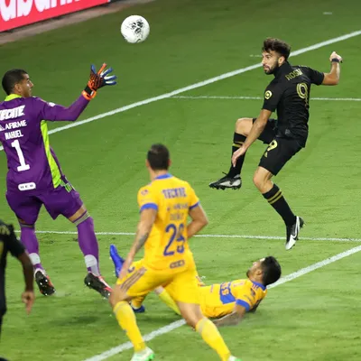 Los goles de Diego Rossi a Nahuel Guzmán