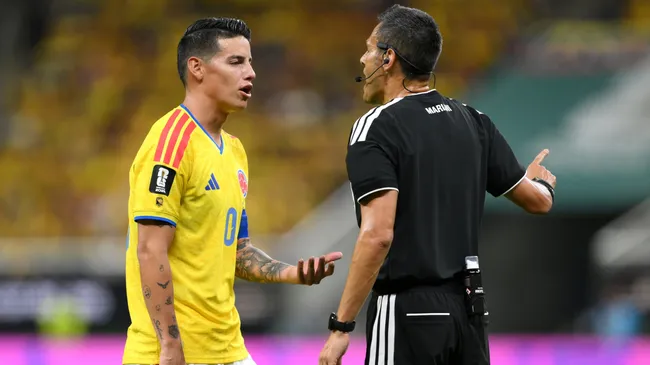 Maurizio Mariani con James Rodríguez en Colombia vs. Congo (Getty Images)