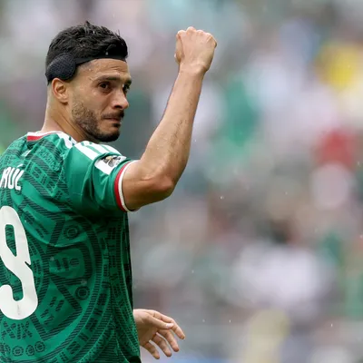 ¿Por qué Raúl Jiménez juega con una banda protectora en México vs. Ecuador?