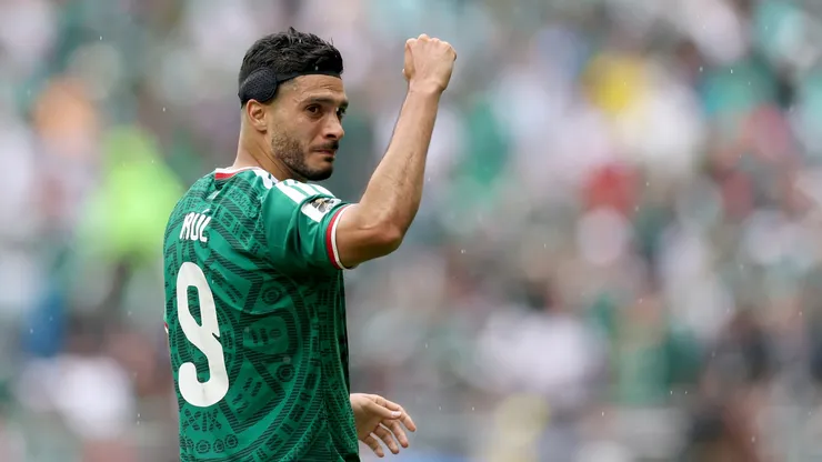 Raúl Jiménez utiliza una banda protectora en su cabeza.