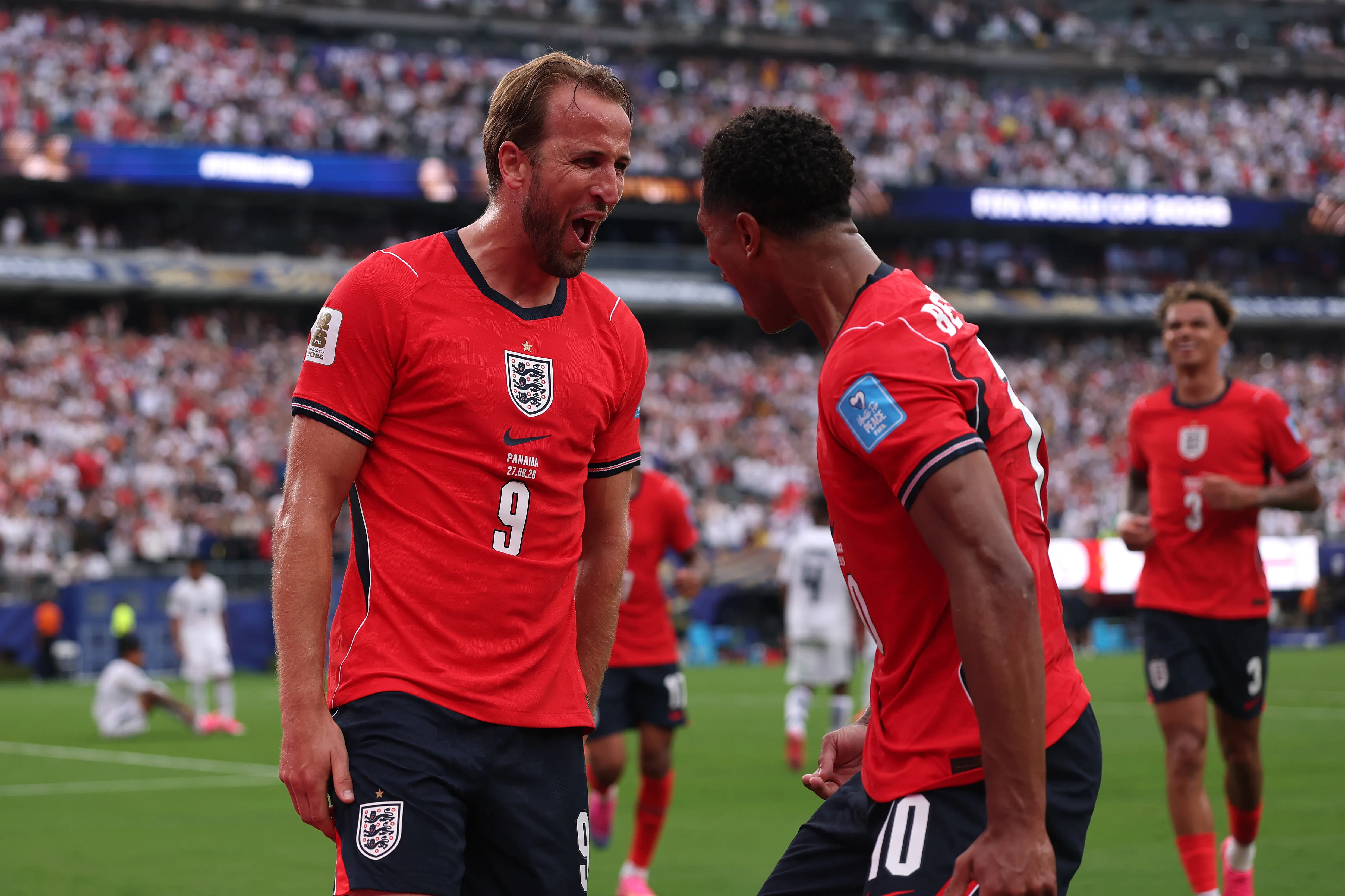 Harry Kane y Jude Bellingham celebran un gol de Inglaterra en el Mundial (Getty Images)
